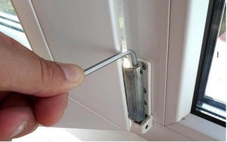 Регулировка пластиковых окон с выездом мастера в Пыти-Яхах в октябре